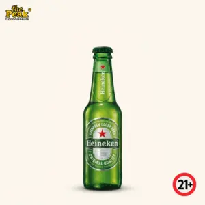 Foto Heineken Lager Bottle 330 ml di atas latar belakang netral Peakwine