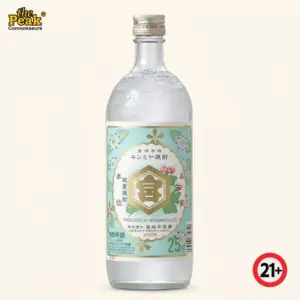Foto botol masumi hon jozo tokusen 720 ML di atas latar belakang netral Peakwine