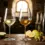 Perbandingan dua gelas wine kristal berisi Sauvignon Blanc kuning kehijauan dan Chardonnay keemasan di atas meja kayu ek