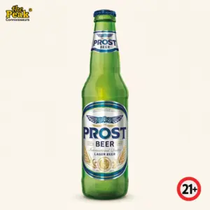 Foto Prost Lager Bottle 620 ml di atas latar belakang netral Peakwine