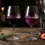 Dua gelas wine kristal berisi Shiraz Australia ungu pekat dan Syrah Prancis garnet dengan buah blackberry dan lada hitam